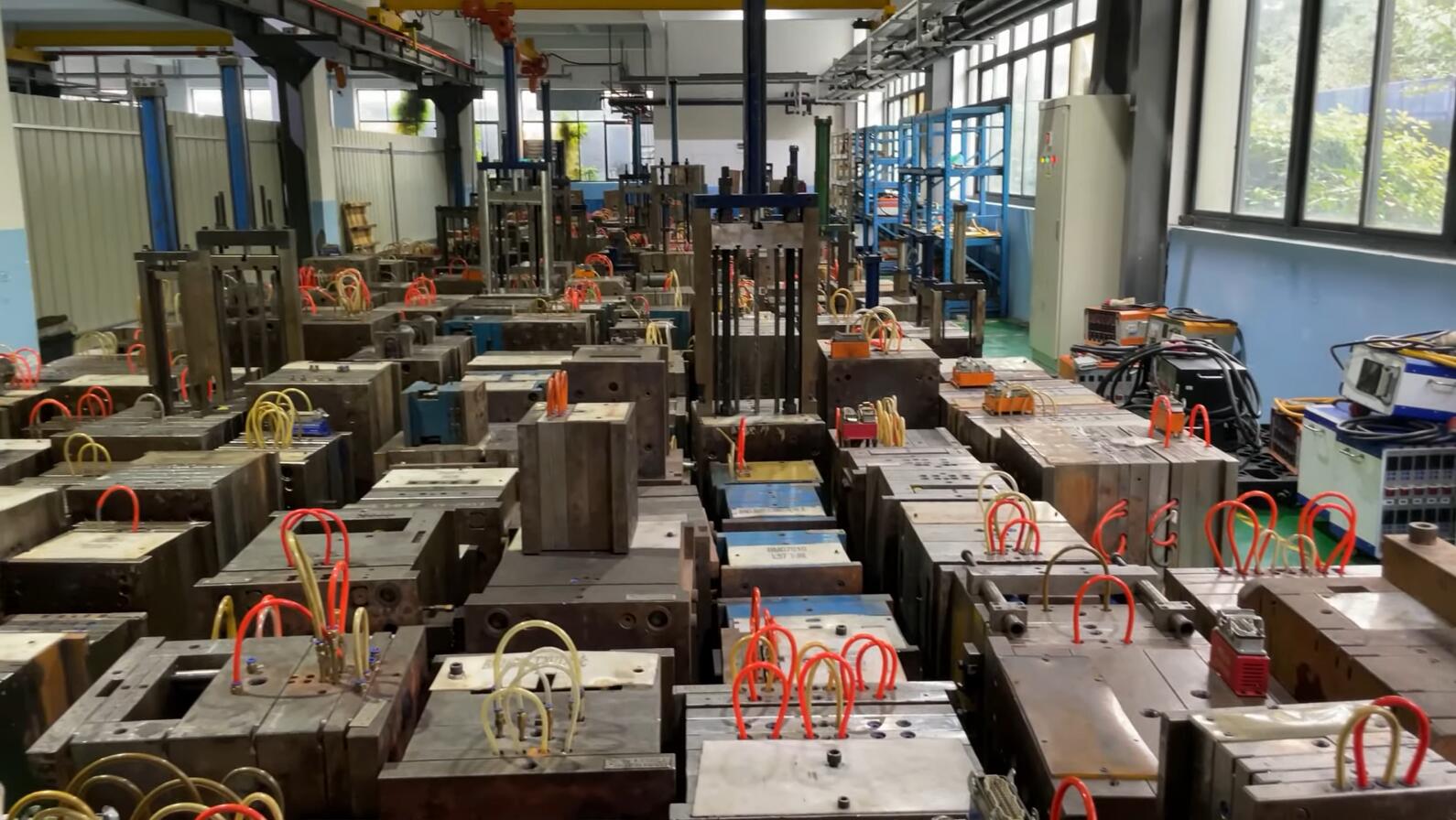 beyaqi packaging factory on site today mold making and production assembly——plastic roll on bottle